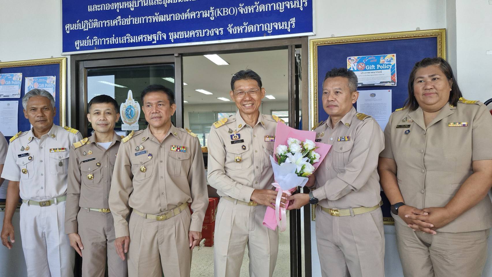 CDD KAN News: จังหวัดกาญจนบุรี ต้อนรับข้าราชการที่ได้รับการแต่งตั้ง โยกย้าย ให้มาดำรงตำแหน่งพัฒนาการอำเภอ และนักวิชาการพัฒนาชุมชนชำนาญการพิเศษ (ผู้ช่วยผู้อำนวยการกลุ่มงาน) สังกัดสำนักงานพัฒนาชุมชนจังหวัดกาญจนบุรี