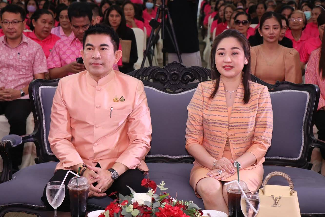 ผู้ว่าราชการจังหวัดกาญจนบุรี นำสตรีในจังหวัดกาญจนบุรี กว่า 1,000 คน เปิดโครงการ “พลังสตรี พัฒนากาญจน์” ผลักดันให้สตรีกาญจน์ สามัคคีรวมใจเป็นหนึ่งเดียว สู่ความเชื่อมั่น “พลังสตรี สร้างโอกาส สานเมืองกาญจน์ สู่เมืองแห่งความสุข”