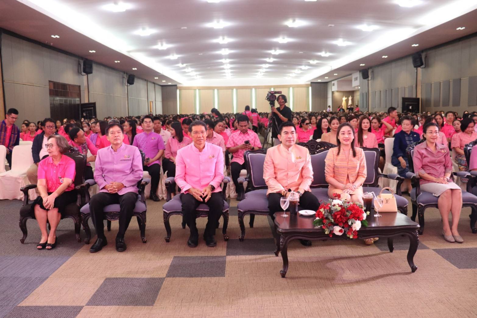 ผู้ว่าราชการจังหวัดกาญจนบุรี นำสตรีในจังหวัดกาญจนบุรี กว่า 1,000 คน เปิดโครงการ “พลังสตรี พัฒนากาญจน์” ผลักดันให้สตรีกาญจน์ สามัคคีรวมใจเป็นหนึ่งเดียว สู่ความเชื่อมั่น “พลังสตรี สร้างโอกาส สานเมืองกาญจน์ สู่เมืองแห่งความสุข”
