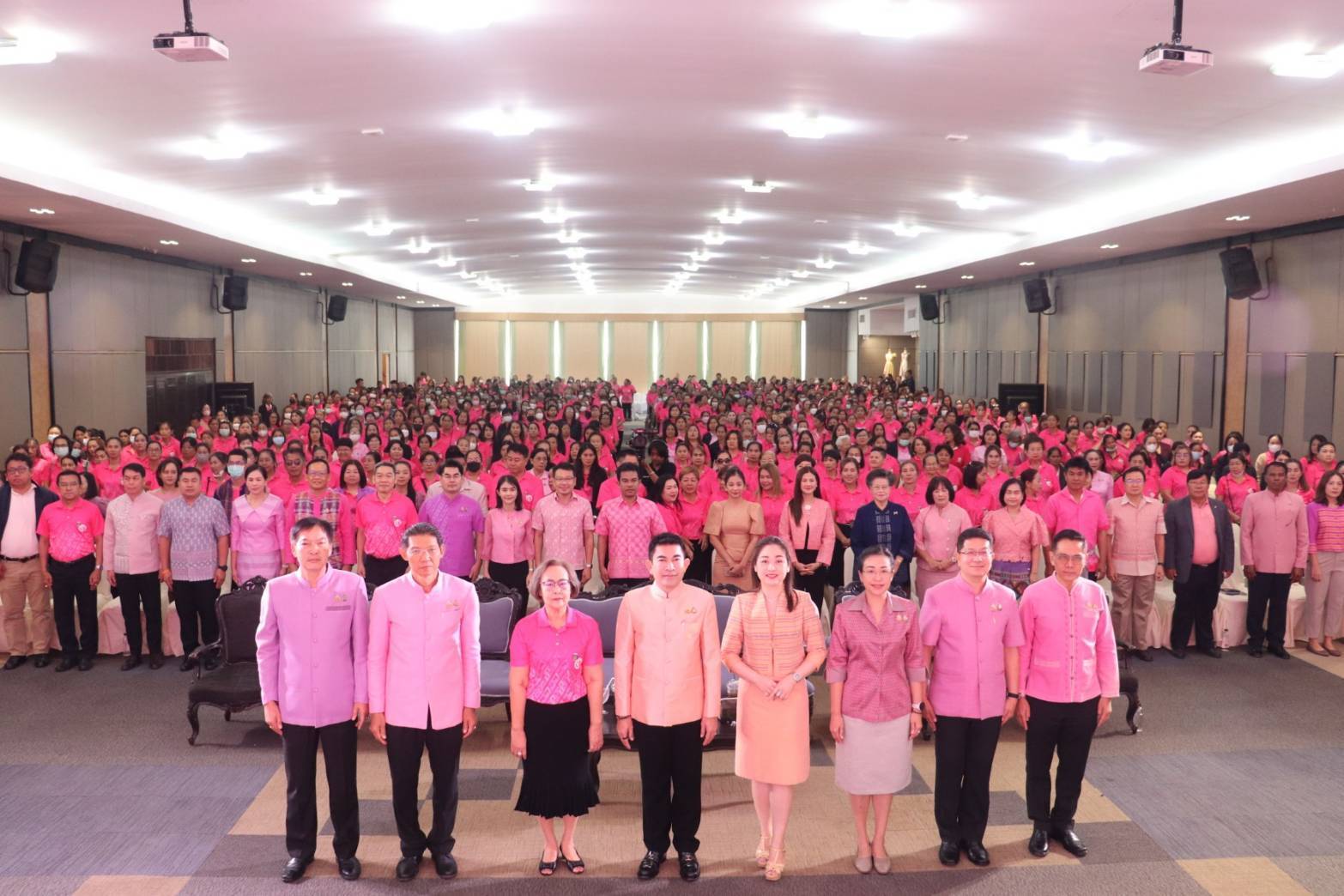 ผู้ว่าราชการจังหวัดกาญจนบุรี นำสตรีในจังหวัดกาญจนบุรี กว่า 1,000 คน เปิดโครงการ “พลังสตรี พัฒนากาญจน์” ผลักดันให้สตรีกาญจน์ สามัคคีรวมใจเป็นหนึ่งเดียว สู่ความเชื่อมั่น “พลังสตรี สร้างโอกาส สานเมืองกาญจน์ สู่เมืองแห่งความสุข”