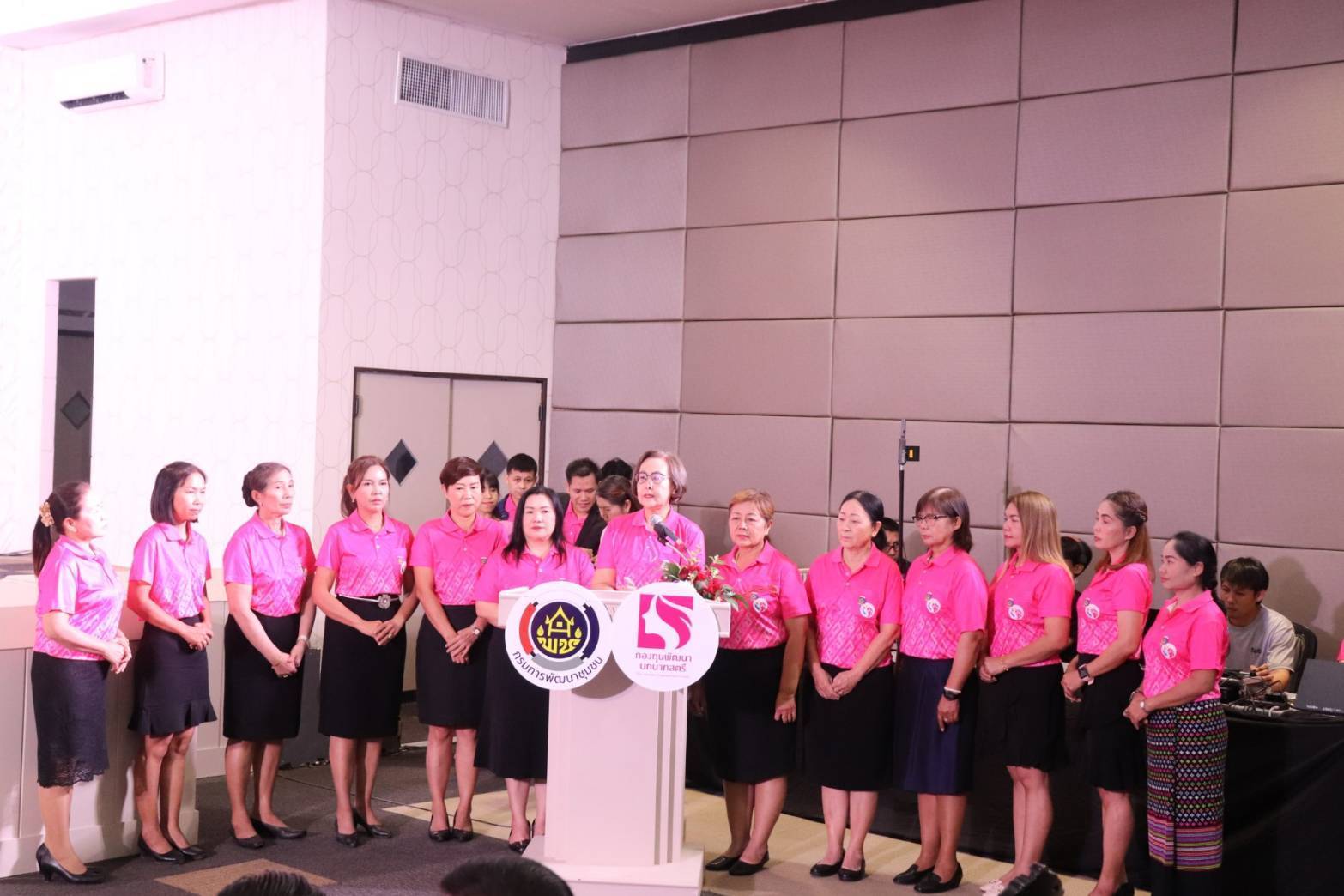 ผู้ว่าราชการจังหวัดกาญจนบุรี นำสตรีในจังหวัดกาญจนบุรี กว่า 1,000 คน เปิดโครงการ “พลังสตรี พัฒนากาญจน์” ผลักดันให้สตรีกาญจน์ สามัคคีรวมใจเป็นหนึ่งเดียว สู่ความเชื่อมั่น “พลังสตรี สร้างโอกาส สานเมืองกาญจน์ สู่เมืองแห่งความสุข”