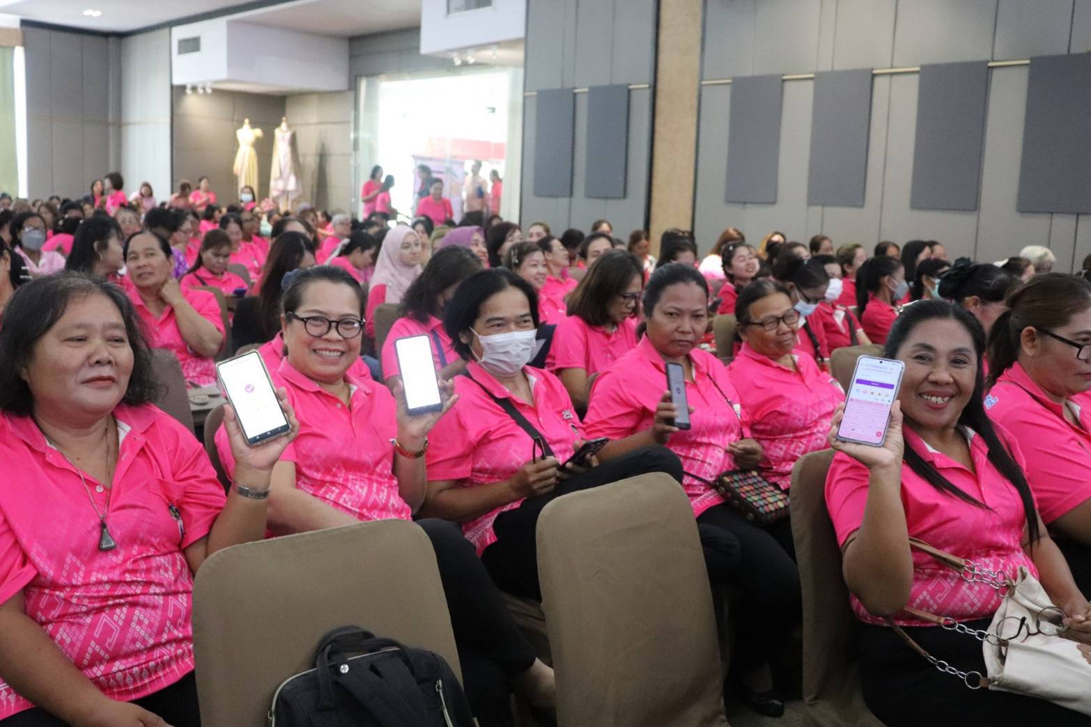 ผู้ว่าราชการจังหวัดกาญจนบุรี นำสตรีในจังหวัดกาญจนบุรี กว่า 1,000 คน เปิดโครงการ “พลังสตรี พัฒนากาญจน์” ผลักดันให้สตรีกาญจน์ สามัคคีรวมใจเป็นหนึ่งเดียว สู่ความเชื่อมั่น “พลังสตรี สร้างโอกาส สานเมืองกาญจน์ สู่เมืองแห่งความสุข”