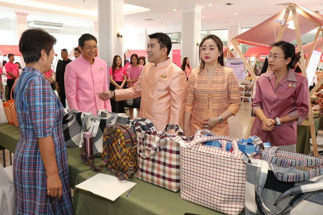 ผู้ว่าราชการจังหวัดกาญจนบุรี นำสตรีในจังหวัดกาญจนบุรี กว่า 1,000 คน เปิดโครงการ “พลังสตรี พัฒนากาญจน์” ผลักดันให้สตรีกาญจน์ สามัคคีรวมใจเป็นหนึ่งเดียว สู่ความเชื่อมั่น “พลังสตรี สร้างโอกาส สานเมืองกาญจน์ สู่เมืองแห่งความสุข”