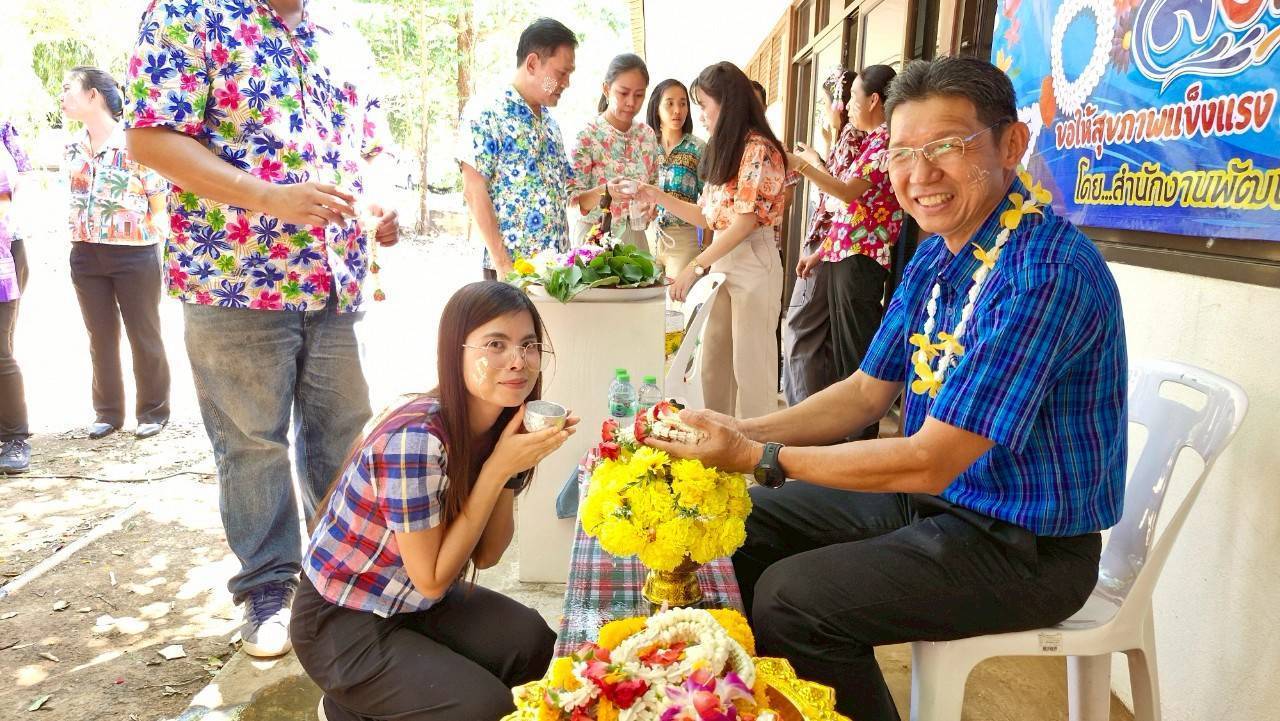 พช.กาญจนบุรี จัดกิจกรรมรดน้ำดำหัว ขอพรพัฒนาการจังหวัด เนื่องในโอกาสเทศกาลสงกรานต์ ประจำปี 256