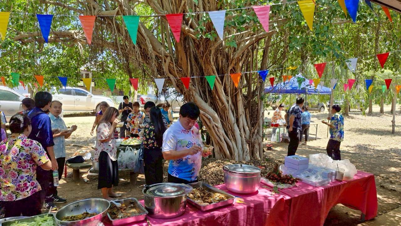 พช.กาญจนบุรี จัดกิจกรรมรดน้ำดำหัว ขอพรพัฒนาการจังหวัด เนื่องในโอกาสเทศกาลสงกรานต์ ประจำปี 256