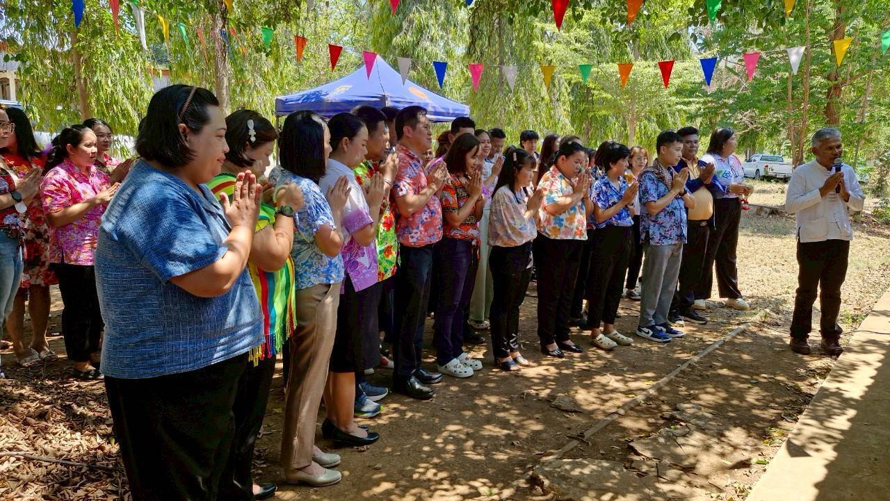 พช.กาญจนบุรี จัดกิจกรรมรดน้ำดำหัว ขอพรพัฒนาการจังหวัด เนื่องในโอกาสเทศกาลสงกรานต์ ประจำปี 256