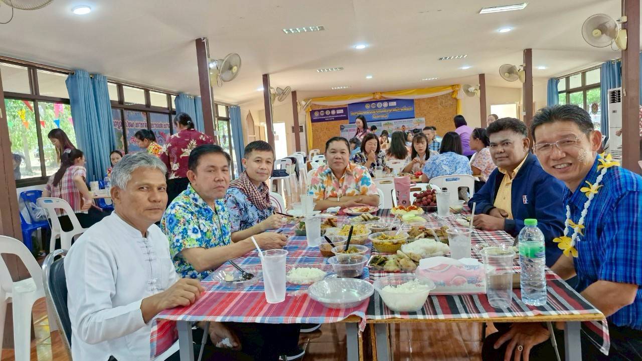 พช.กาญจนบุรี จัดกิจกรรมรดน้ำดำหัว ขอพรพัฒนาการจังหวัด เนื่องในโอกาสเทศกาลสงกรานต์ ประจำปี 256