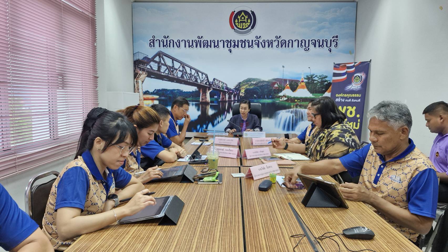 พช. กาญจนบุรี ร่วมต้อนรับการตรวจเยี่ยมสำนักงานพัฒนาชุมชนจังหวัดกาญจนบุรี จากรองผู้ว่าราชการจังหวัดกาญจนบุรี (นางพรรณวิภา ปิยัมปุตระ)