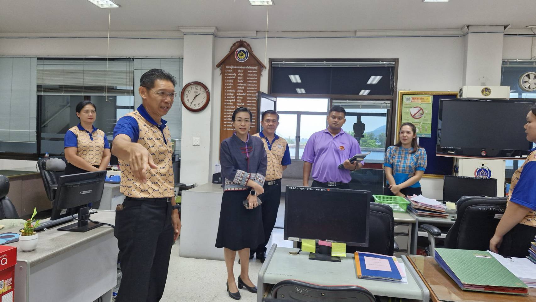 พช. กาญจนบุรี ร่วมต้อนรับการตรวจเยี่ยมสำนักงานพัฒนาชุมชนจังหวัดกาญจนบุรี จากรองผู้ว่าราชการจังหวัดกาญจนบุรี (นางพรรณวิภา ปิยัมปุตระ)