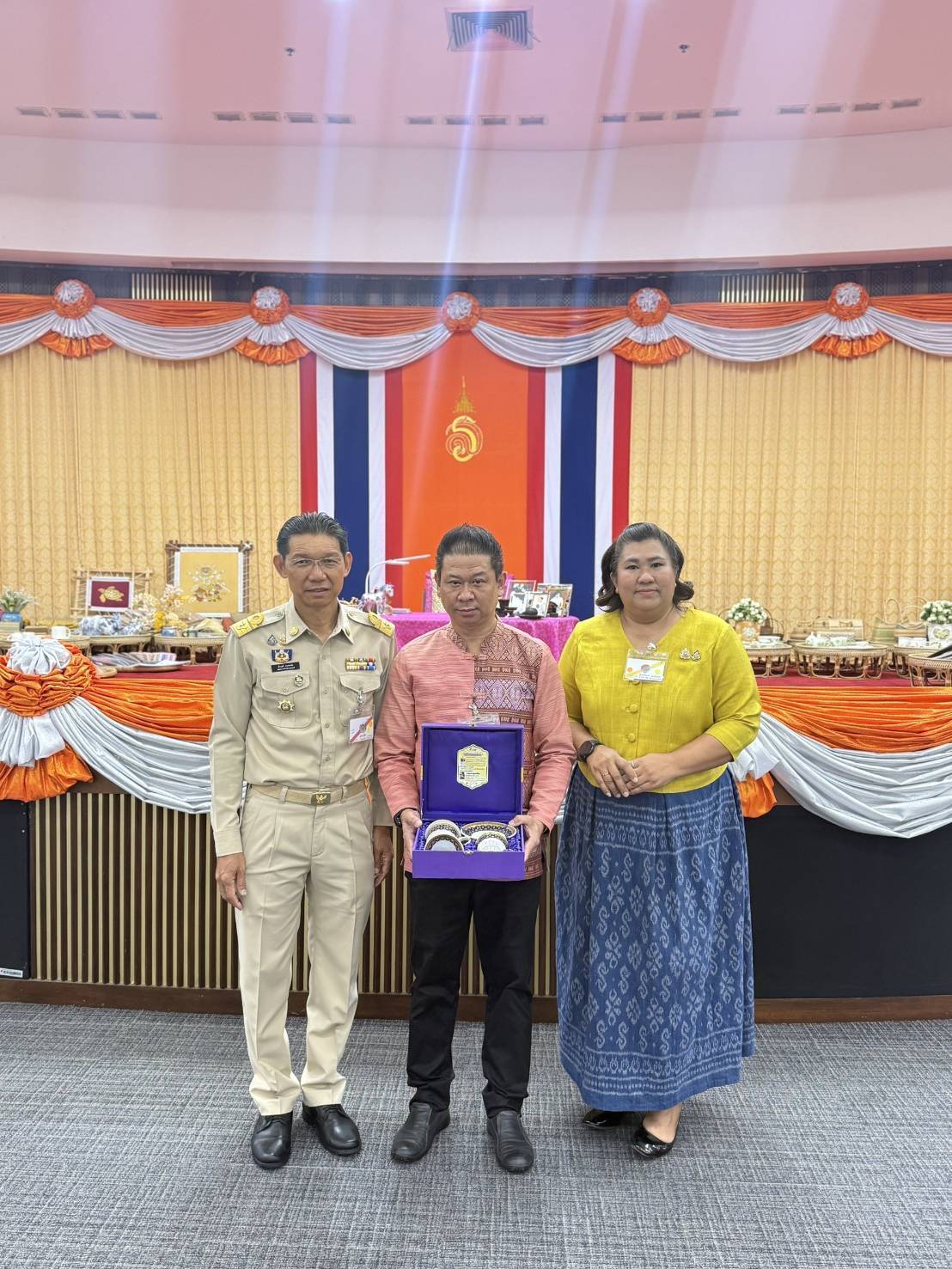 จังหวัดกาญจนบุรี ร่วมเฝ้ารับเสด็จสมเด็จพระเจ้าลูกเธอ เจ้าฟ้าสิริวัณณวรี นารีรัตนราชกัญญา เสด็จไปทอดพระเนตรนิทรรศการ และการจัดแสดงผลงานภูมิปัญญาผ้าไทย และงานหัตถกรรมชุมชน ภาคกลาง ณ สถาบันส่งเสริมศิลปหัตถกรรมไทย (องค์การมหาชน) จ.พระนครศรีอยุธยา