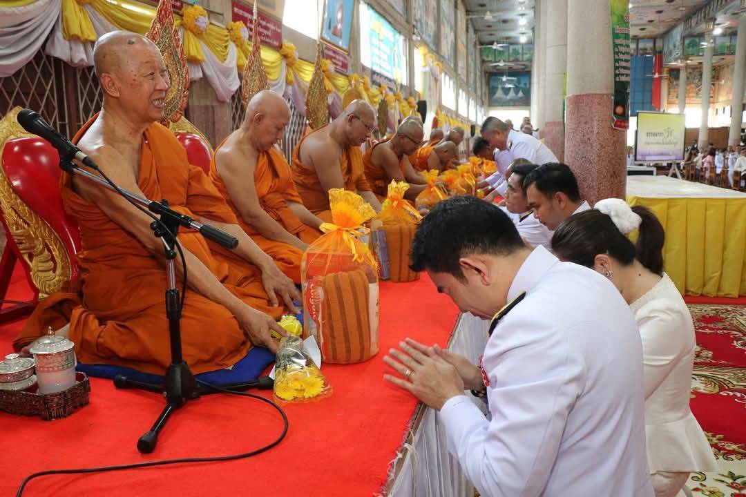 พช.กาญจนบุรี ร่วมทำบุญ ตักบาตรข้าวสารอาหารแห้ง เนื่องในวันวิสาขบูชา ประจำปี 2568