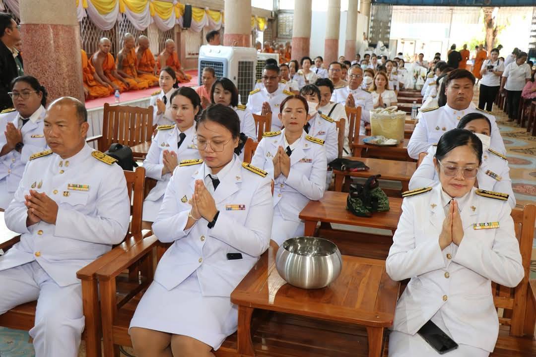 พช.กาญจนบุรี ร่วมทำบุญ ตักบาตรข้าวสารอาหารแห้ง เนื่องในวันวิสาขบูชา ประจำปี 2568