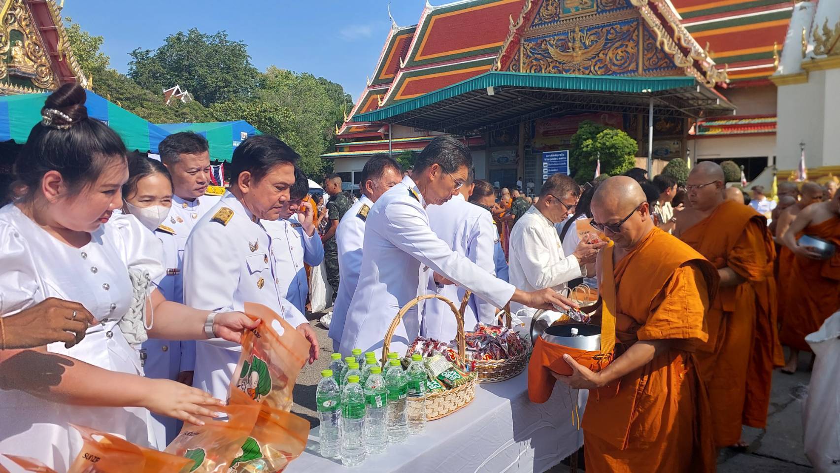 พช.กาญจนบุรี ร่วมทำบุญ ตักบาตรข้าวสารอาหารแห้ง เนื่องในวันวิสาขบูชา ประจำปี 2568