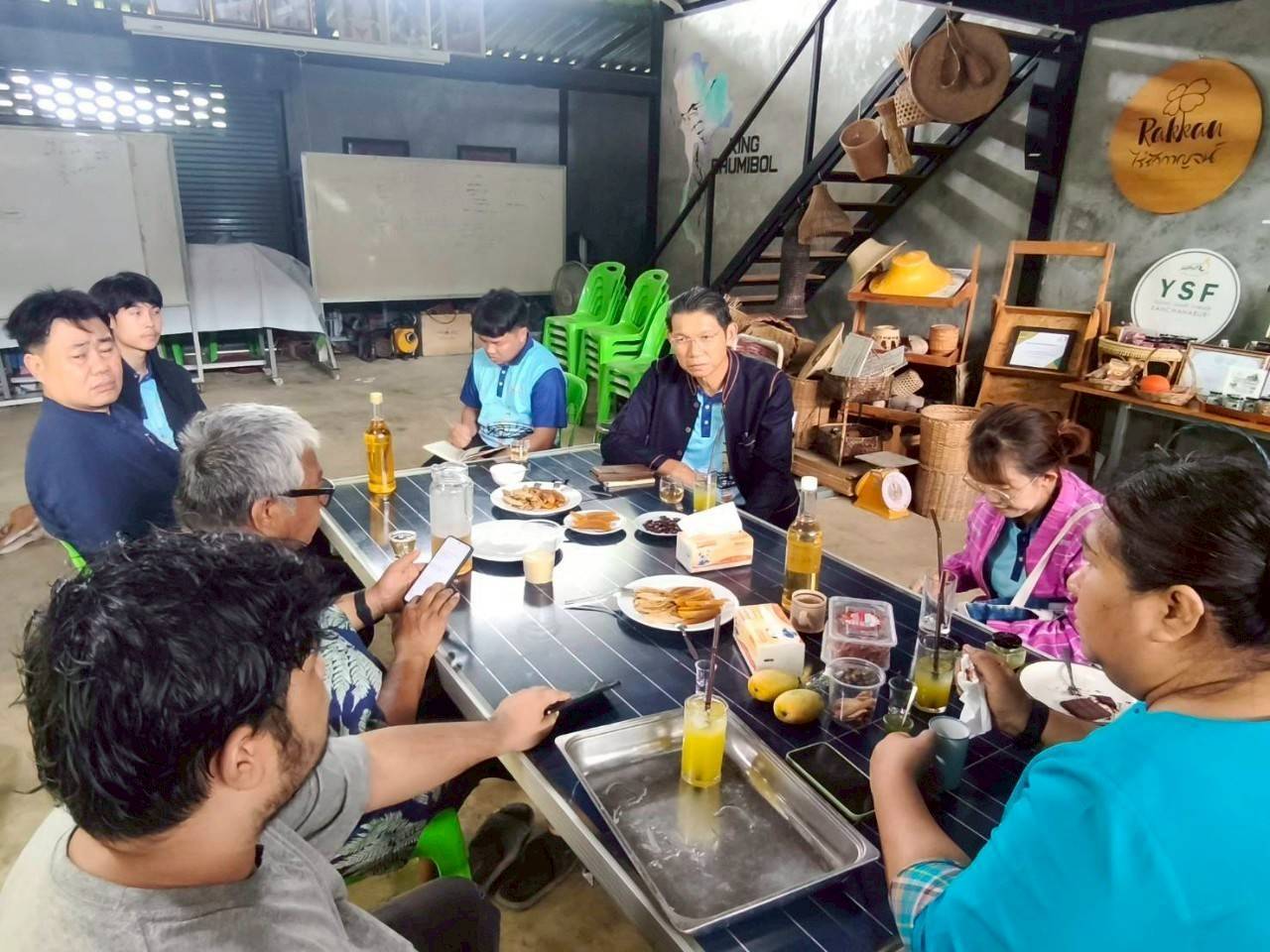 พช. กาญจนบุรี ลงพื้นที่ติดตามการดำเนินงาน โคก หนอง นา “ไร่รักกาญจน์” เพื่อวิเคราะห์ ระดมความคิด วางแผนการสร้างเครือข่ายขับเคลื่อนโครงการสู่การพัฒนาคนอย่างยั่งยืน