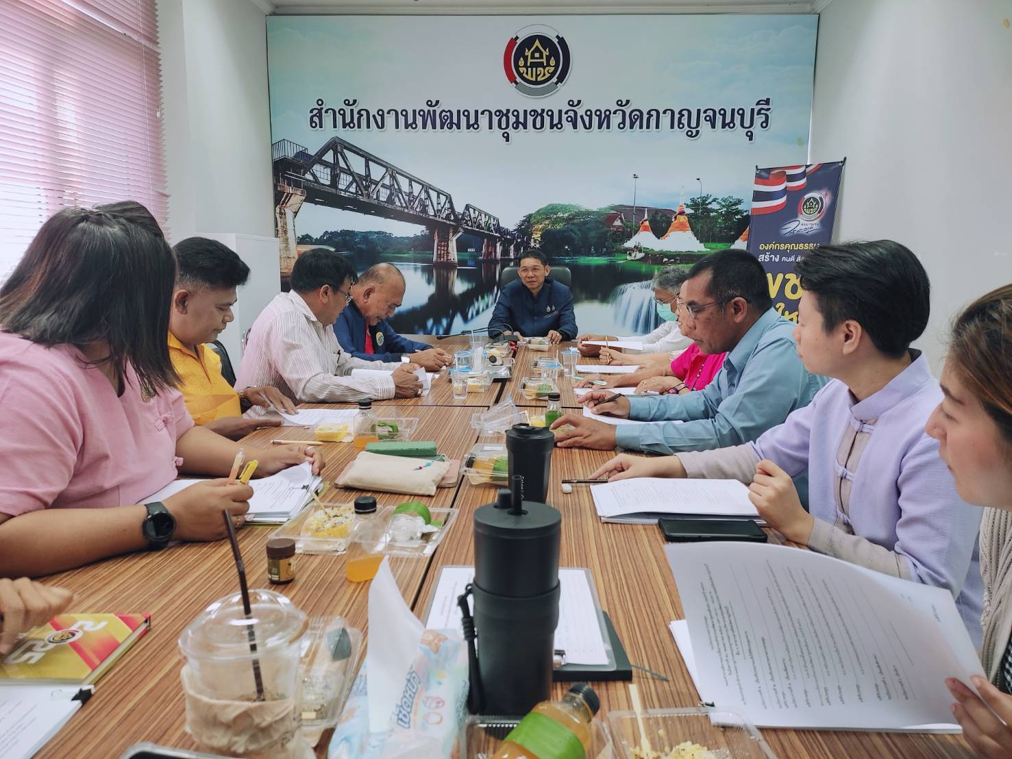 พช. กาญจนบุรี จัดประชุมคณะทำงานพิจารณากลั่นกรองกิจกรรมพัฒนาชุมชนดีเด่น ประจำปี 2568