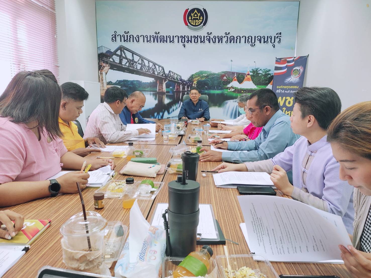 พช. กาญจนบุรี จัดประชุมคณะทำงานพิจารณากลั่นกรองกิจกรรมพัฒนาชุมชนดีเด่น ประจำปี 2568
