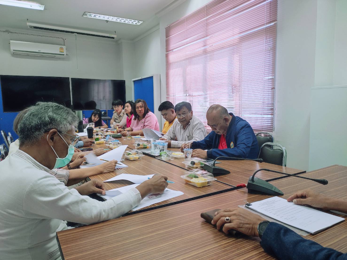 พช. กาญจนบุรี จัดประชุมคณะทำงานพิจารณากลั่นกรองกิจกรรมพัฒนาชุมชนดีเด่น ประจำปี 2568