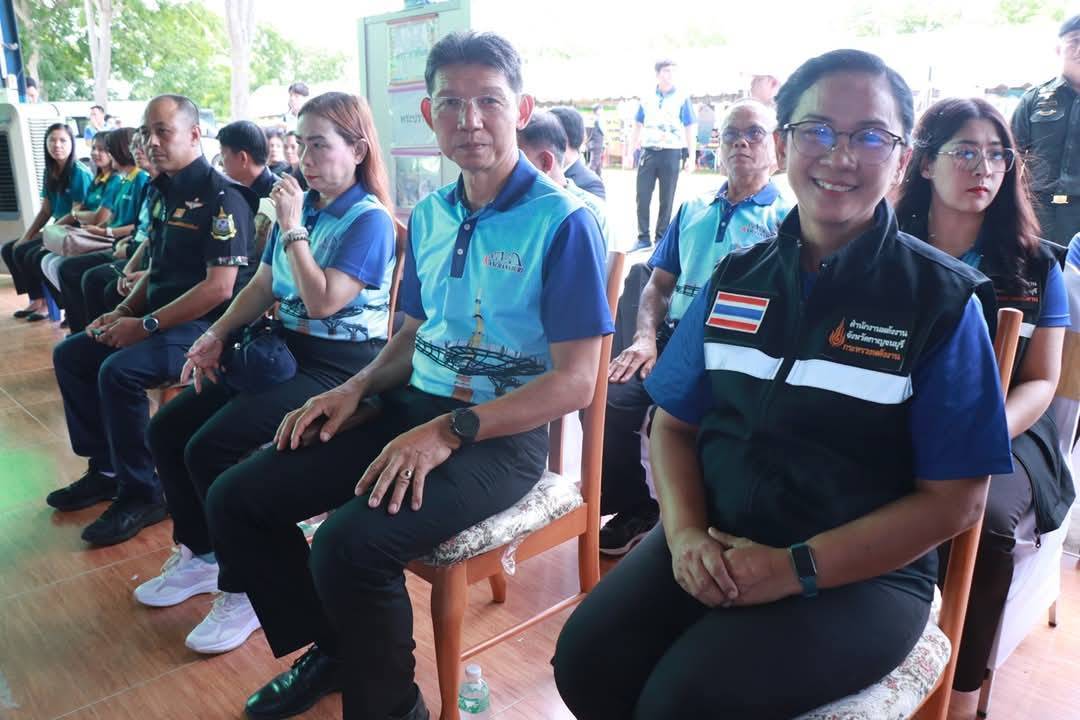 พช.กาญจนบุรี มอบทุนช่วยเหลือเด็กด้อยโอกาส 21 ราย ในโครงการจังหวัดเคลื่อนที่ “บำบัดทุกข์ บำรุงสุข สร้างรอยยิ้มให้ประชาชน” ครั้งที่ 5 ประจำปีงบประมาณ 2568 ในพื้นที่อำเภอหนองปรือ พร้อมนำเครือข่ายพช.ร่วมออกร้านจำหน่ายสินค้า