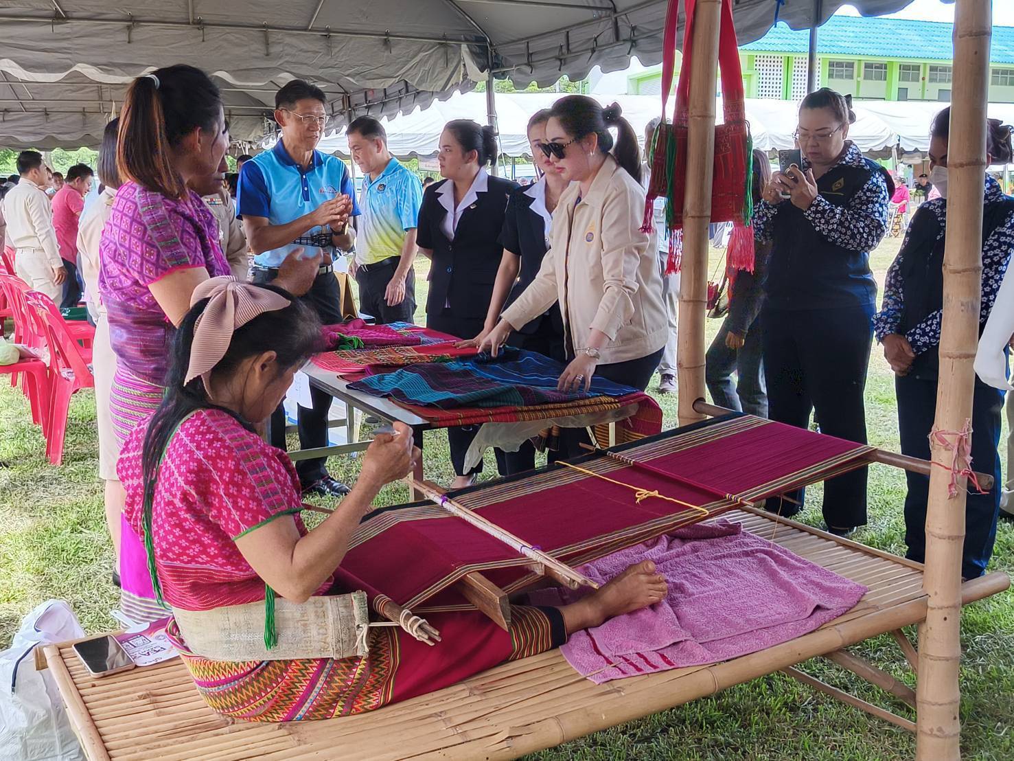 พช.กาญจนบุรี มอบทุนช่วยเหลือเด็กด้อยโอกาส 21 ราย ในโครงการจังหวัดเคลื่อนที่ “บำบัดทุกข์ บำรุงสุข สร้างรอยยิ้มให้ประชาชน” ครั้งที่ 5 ประจำปีงบประมาณ 2568 ในพื้นที่อำเภอหนองปรือ พร้อมนำเครือข่ายพช.ร่วมออกร้านจำหน่ายสินค้า