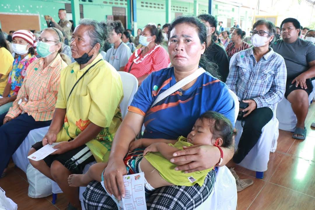 พช.กาญจนบุรี มอบทุนช่วยเหลือเด็กด้อยโอกาส 21 ราย ในโครงการจังหวัดเคลื่อนที่ “บำบัดทุกข์ บำรุงสุข สร้างรอยยิ้มให้ประชาชน” ครั้งที่ 5 ประจำปีงบประมาณ 2568 ในพื้นที่อำเภอหนองปรือ พร้อมนำเครือข่ายพช.ร่วมออกร้านจำหน่ายสินค้า