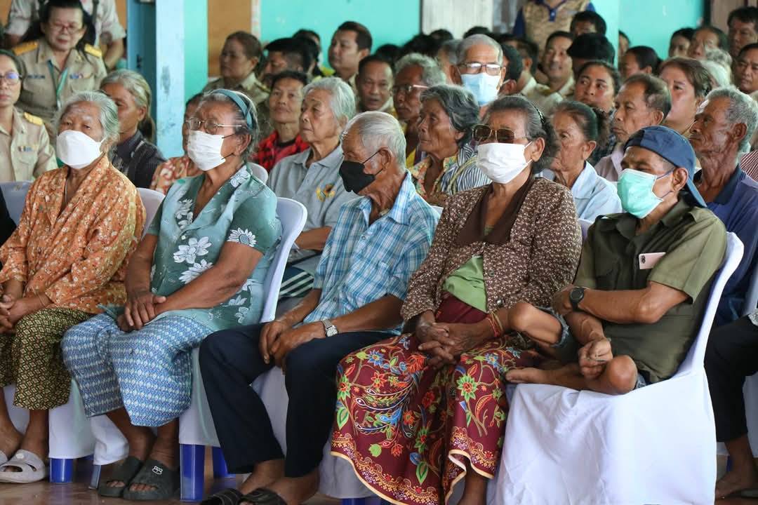 พช.กาญจนบุรี มอบทุนช่วยเหลือเด็กด้อยโอกาส 21 ราย ในโครงการจังหวัดเคลื่อนที่ “บำบัดทุกข์ บำรุงสุข สร้างรอยยิ้มให้ประชาชน” ครั้งที่ 5 ประจำปีงบประมาณ 2568 ในพื้นที่อำเภอหนองปรือ พร้อมนำเครือข่ายพช.ร่วมออกร้านจำหน่ายสินค้า
