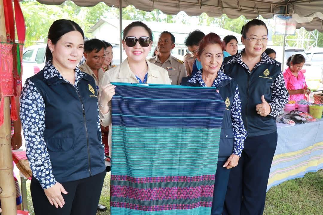 พช.กาญจนบุรี มอบทุนช่วยเหลือเด็กด้อยโอกาส 21 ราย ในโครงการจังหวัดเคลื่อนที่ “บำบัดทุกข์ บำรุงสุข สร้างรอยยิ้มให้ประชาชน” ครั้งที่ 5 ประจำปีงบประมาณ 2568 ในพื้นที่อำเภอหนองปรือ พร้อมนำเครือข่ายพช.ร่วมออกร้านจำหน่ายสินค้า