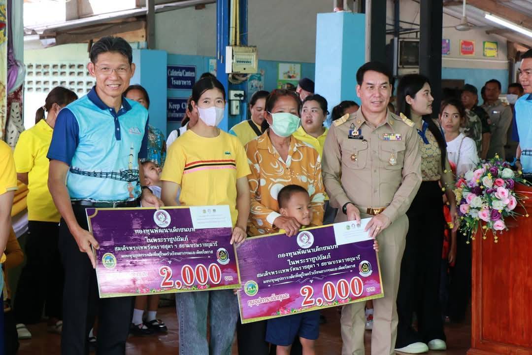 พช.กาญจนบุรี มอบทุนช่วยเหลือเด็กด้อยโอกาส 21 ราย ในโครงการจังหวัดเคลื่อนที่ “บำบัดทุกข์ บำรุงสุข สร้างรอยยิ้มให้ประชาชน” ครั้งที่ 5 ประจำปีงบประมาณ 2568 ในพื้นที่อำเภอหนองปรือ พร้อมนำเครือข่ายพช.ร่วมออกร้านจำหน่ายสินค้า
