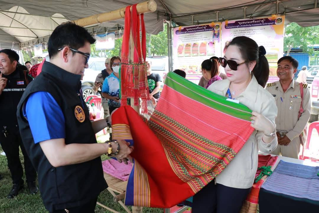 พช.กาญจนบุรี มอบทุนช่วยเหลือเด็กด้อยโอกาส 21 ราย ในโครงการจังหวัดเคลื่อนที่ “บำบัดทุกข์ บำรุงสุข สร้างรอยยิ้มให้ประชาชน” ครั้งที่ 5 ประจำปีงบประมาณ 2568 ในพื้นที่อำเภอหนองปรือ พร้อมนำเครือข่ายพช.ร่วมออกร้านจำหน่ายสินค้า