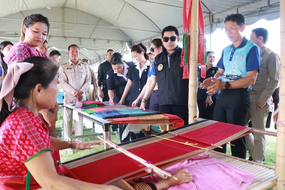 พช.กาญจนบุรี มอบทุนช่วยเหลือเด็กด้อยโอกาส 21 ราย ในโครงการจังหวัดเคลื่อนที่ “บำบัดทุกข์ บำรุงสุข สร้างรอยยิ้มให้ประชาชน” ครั้งที่ 5 ประจำปีงบประมาณ 2568 ในพื้นที่อำเภอหนองปรือ พร้อมนำเครือข่ายพช.ร่วมออกร้านจำหน่ายสินค้า