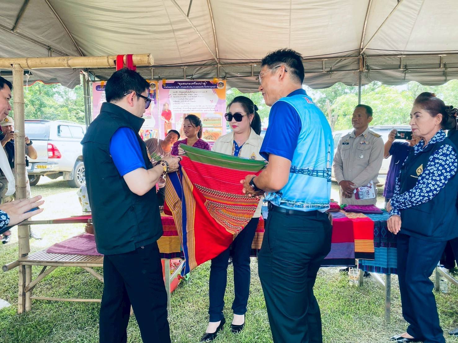 พช.กาญจนบุรี มอบทุนช่วยเหลือเด็กด้อยโอกาส 21 ราย ในโครงการจังหวัดเคลื่อนที่ “บำบัดทุกข์ บำรุงสุข สร้างรอยยิ้มให้ประชาชน” ครั้งที่ 5 ประจำปีงบประมาณ 2568 ในพื้นที่อำเภอหนองปรือ พร้อมนำเครือข่ายพช.ร่วมออกร้านจำหน่ายสินค้า