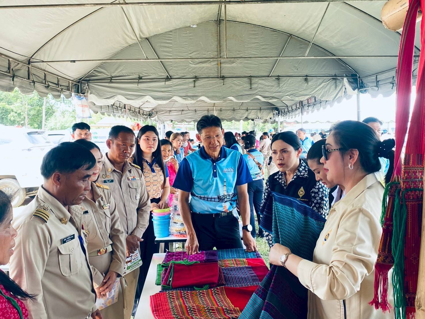 พช.กาญจนบุรี มอบทุนช่วยเหลือเด็กด้อยโอกาส 21 ราย ในโครงการจังหวัดเคลื่อนที่ “บำบัดทุกข์ บำรุงสุข สร้างรอยยิ้มให้ประชาชน” ครั้งที่ 5 ประจำปีงบประมาณ 2568 ในพื้นที่อำเภอหนองปรือ พร้อมนำเครือข่ายพช.ร่วมออกร้านจำหน่ายสินค้า