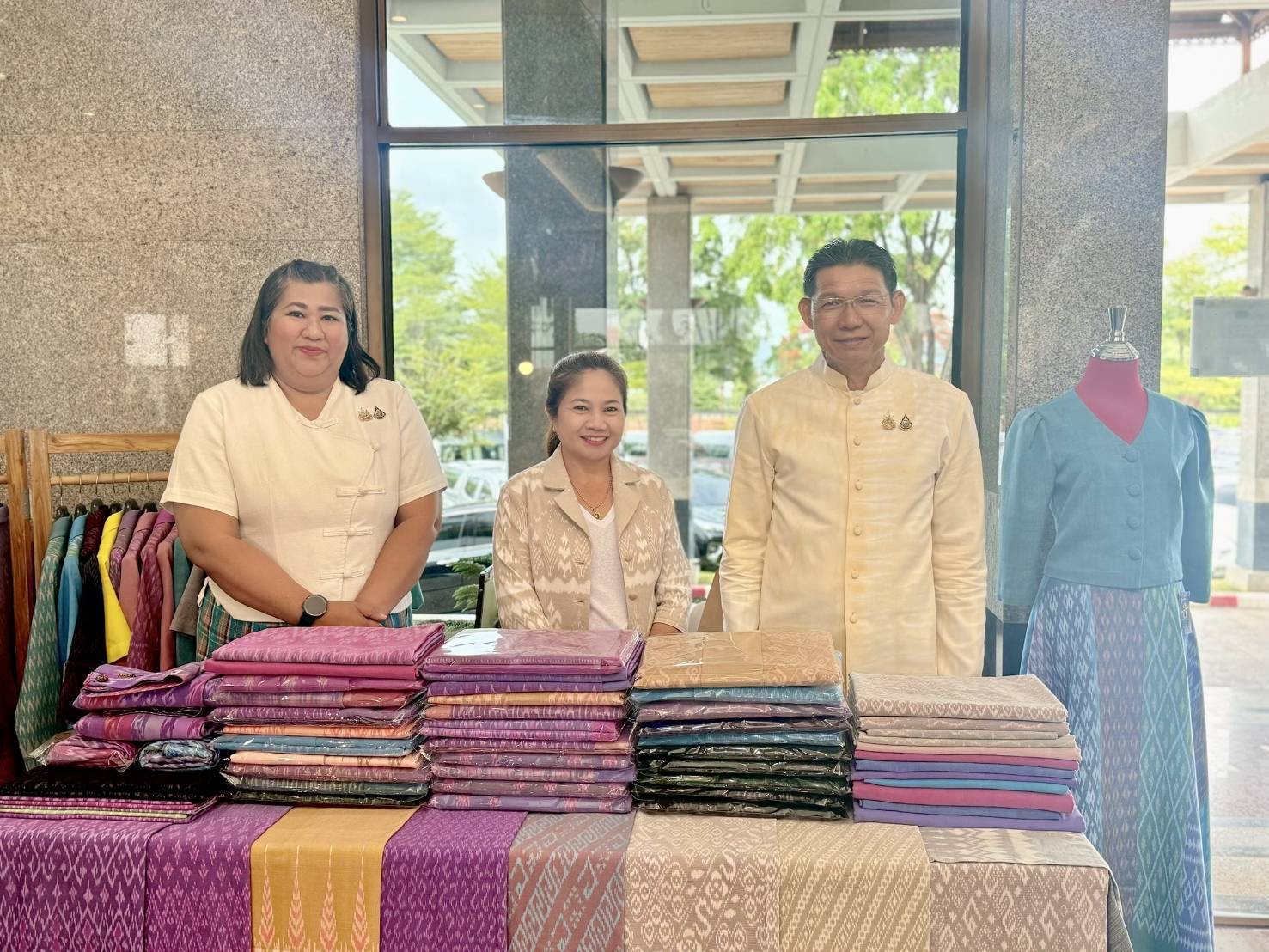 พจ.กาญจนบุรี ร่วมเปิดการประชุมเหล่ากาชาดจังหวัดภาค 4 ครั้งที่ 167 พร้อมนำผลิตภัณฑ์ OTOP ร่วมจัดนิทรรศการ
