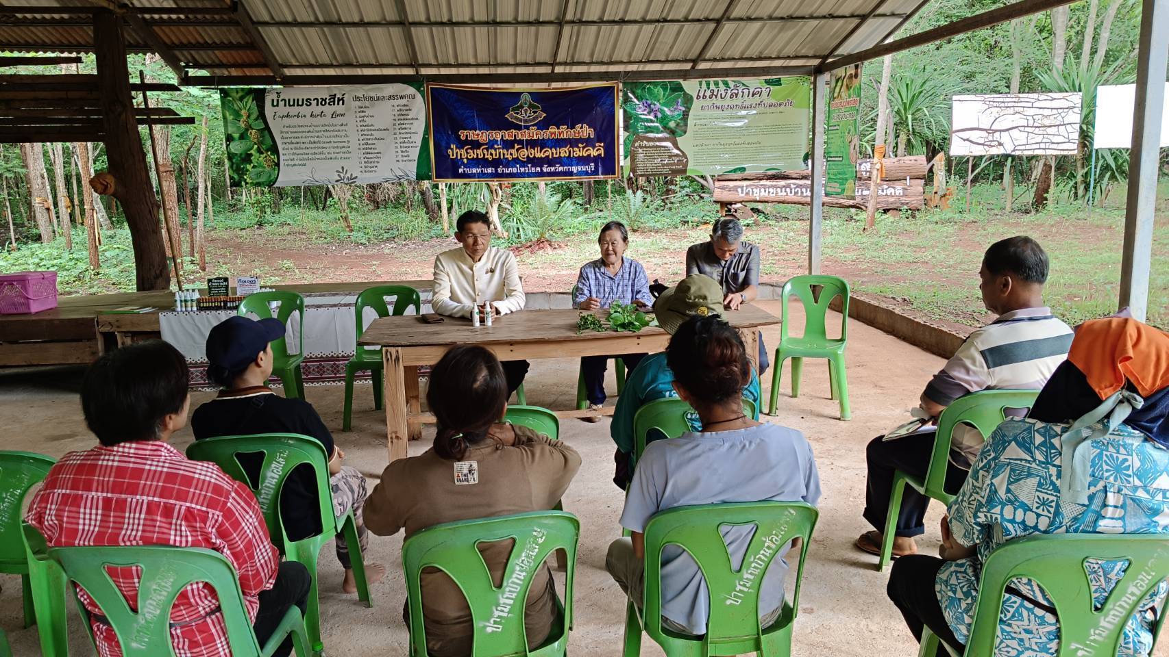 พจ.กาญจนบุรี ลงพื้นที่อำเภอไทรโยค เพื่อรับฟังความต้องการสนับสนุนอาชีพของคนในชุมชนและแก้ปัญหาราคามันสำปะหลังตกต่ำ