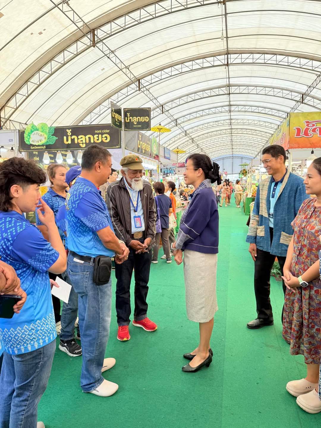 พจ.กาญจนบุรี นำผู้ประกอบการกิจกรรมงาน OTOP & SME ทั่วไทย ร่วมใจสู่เมืองกาญจน์ ของดีจากชายแดนใต้ มอบเงินให้แก่กาชาดจังหวัดกาญจนบุรี