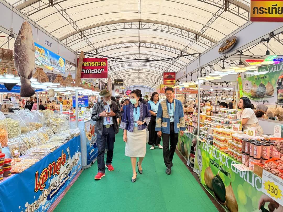 พจ.กาญจนบุรี นำผู้ประกอบการกิจกรรมงาน OTOP & SME ทั่วไทย ร่วมใจสู่เมืองกาญจน์ ของดีจากชายแดนใต้ มอบเงินให้แก่กาชาดจังหวัดกาญจนบุรี