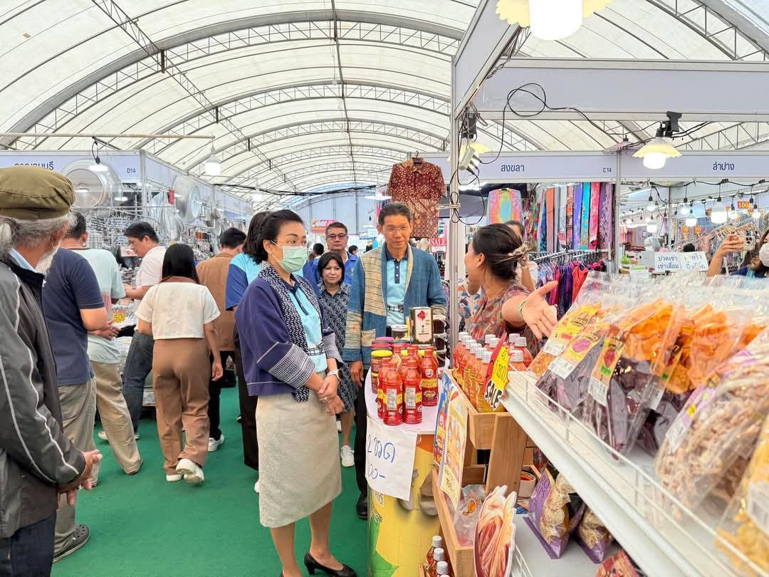 พจ.กาญจนบุรี นำผู้ประกอบการกิจกรรมงาน OTOP & SME ทั่วไทย ร่วมใจสู่เมืองกาญจน์ ของดีจากชายแดนใต้ มอบเงินให้แก่กาชาดจังหวัดกาญจนบุรี