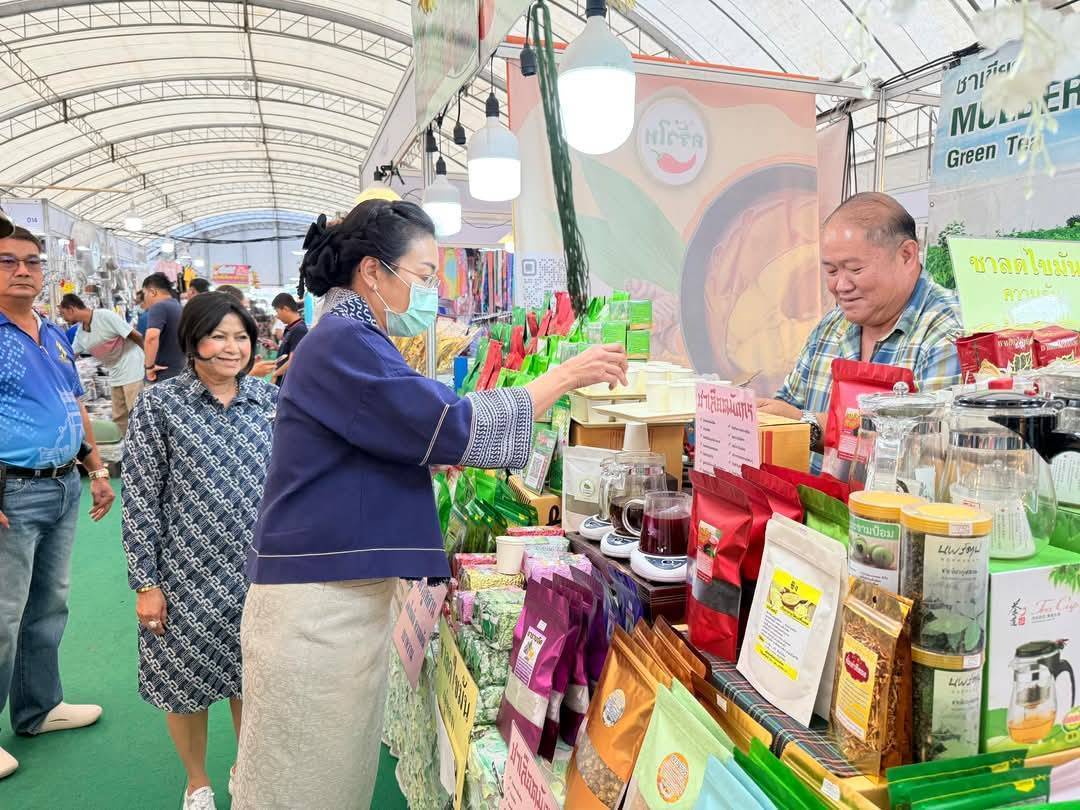 พจ.กาญจนบุรี นำผู้ประกอบการกิจกรรมงาน OTOP & SME ทั่วไทย ร่วมใจสู่เมืองกาญจน์ ของดีจากชายแดนใต้ มอบเงินให้แก่กาชาดจังหวัดกาญจนบุรี