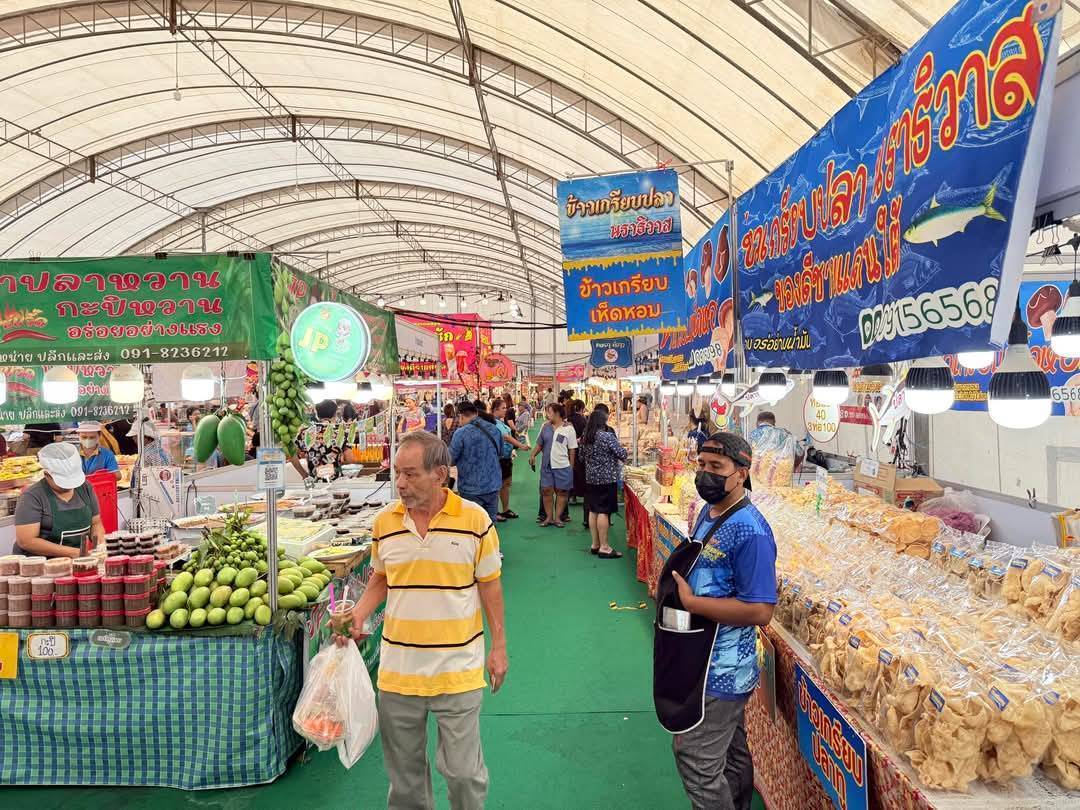 พจ.กาญจนบุรี นำผู้ประกอบการกิจกรรมงาน OTOP & SME ทั่วไทย ร่วมใจสู่เมืองกาญจน์ ของดีจากชายแดนใต้ มอบเงินให้แก่กาชาดจังหวัดกาญจนบุรี
