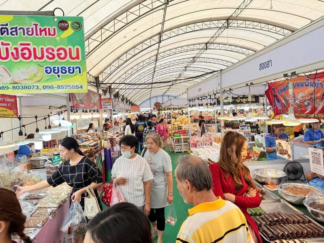 พจ.กาญจนบุรี นำผู้ประกอบการกิจกรรมงาน OTOP & SME ทั่วไทย ร่วมใจสู่เมืองกาญจน์ ของดีจากชายแดนใต้ มอบเงินให้แก่กาชาดจังหวัดกาญจนบุรี