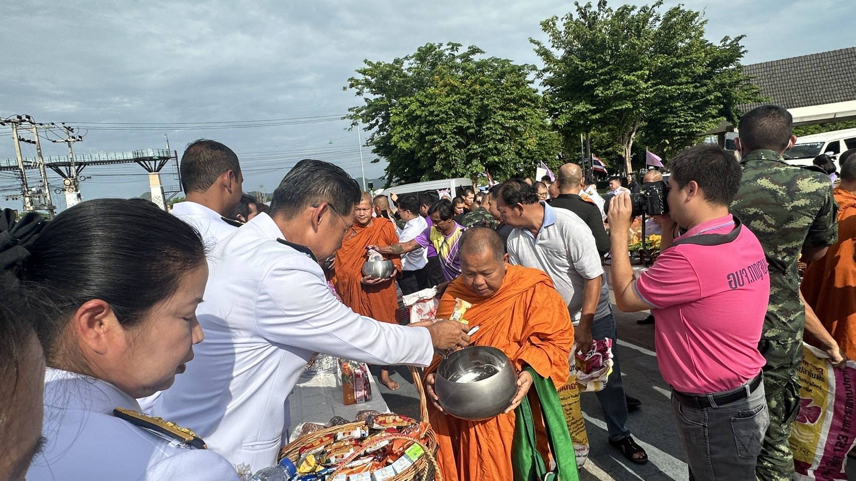 พช.กาญจนบุรี ร่วมพิธีทำบุญตักบาตรและปล่อยพันธ์ุสัตว์น้ำ เพื่อถวายเป็นพระราชกุศล และจุดเทียนถวายพระพรชัยมงคล สมเด็จพระนางเจ้าฯ พระบรมราชินี เนื่องในโอกาสวันเฉลิมพระชนมพรรษา 3 มิถุนายน 2568