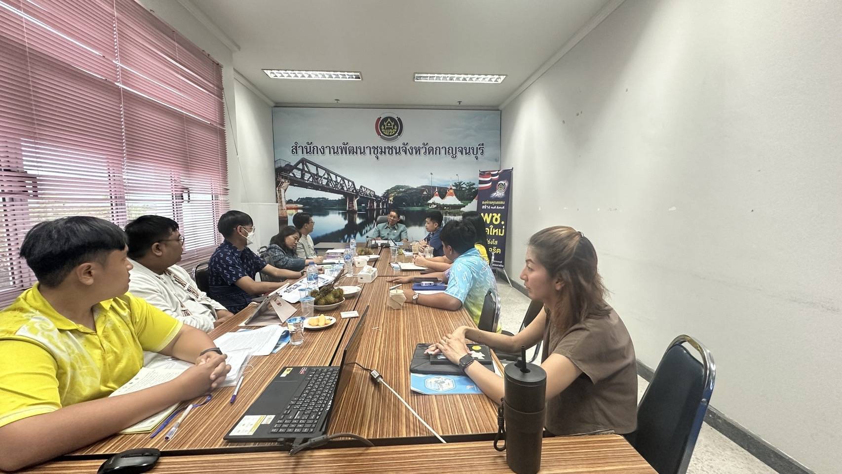 พช.กาญจนบุรี ต้อนรับทีมติดตามจากศูนย์สารสนเทศเพื่อการพัฒนาชุมชน ในการลงพื้นที่สนับสนุนการขับเคลื่อนสารสนเทศตำบลต้นแบบเพื่อพัฒนาคุณภาพชีวิต