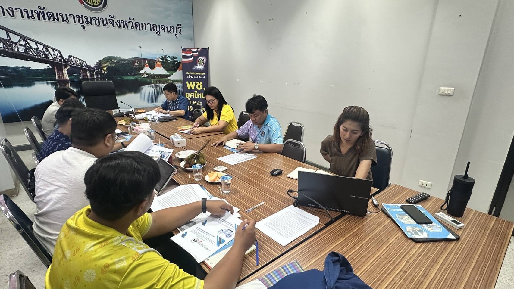 พช.กาญจนบุรี ต้อนรับทีมติดตามจากศูนย์สารสนเทศเพื่อการพัฒนาชุมชน ในการลงพื้นที่สนับสนุนการขับเคลื่อนสารสนเทศตำบลต้นแบบเพื่อพัฒนาคุณภาพชีวิต