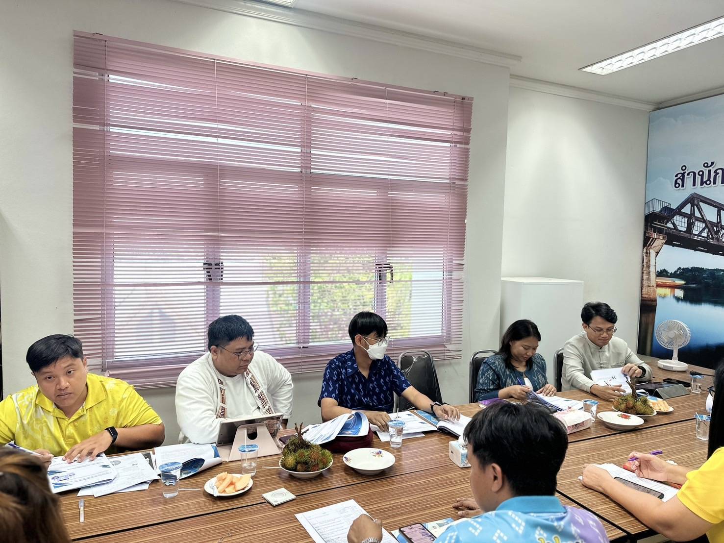 พช.กาญจนบุรี ต้อนรับทีมติดตามจากศูนย์สารสนเทศเพื่อการพัฒนาชุมชน ในการลงพื้นที่สนับสนุนการขับเคลื่อนสารสนเทศตำบลต้นแบบเพื่อพัฒนาคุณภาพชีวิต