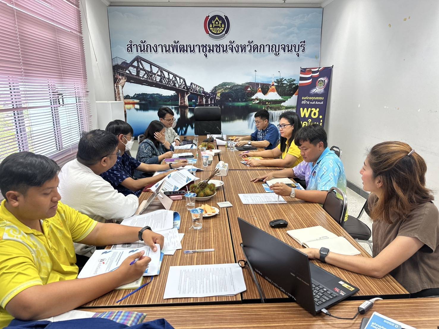 พช.กาญจนบุรี ต้อนรับทีมติดตามจากศูนย์สารสนเทศเพื่อการพัฒนาชุมชน ในการลงพื้นที่สนับสนุนการขับเคลื่อนสารสนเทศตำบลต้นแบบเพื่อพัฒนาคุณภาพชีวิต