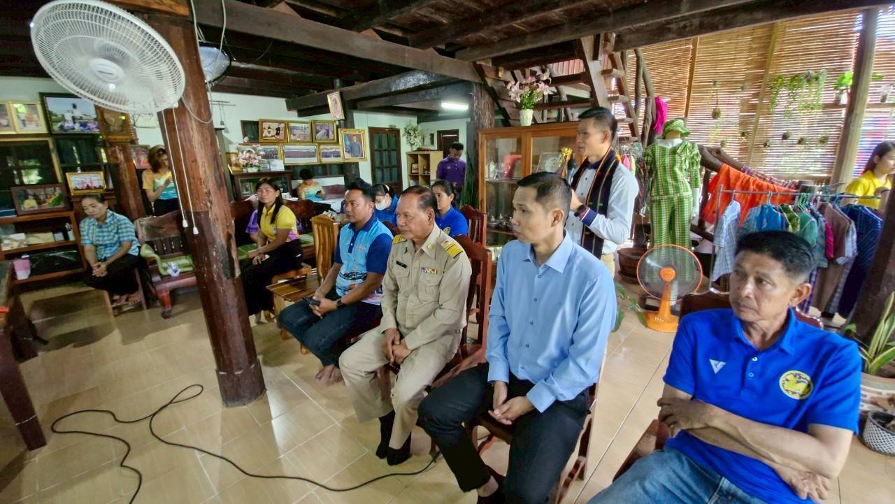 พช. กาญจนบุรี ต้อนรับทีมติดตามจากศูนย์สารสนเทศเพื่อการพัฒนาชุมชน ในการลงพื้นที่สนับสนุนการขับเคลื่อนสารสนเทศตำบลต้นแบบเพื่อพัฒนาคุณภาพชีวิต ณ จังหวัดกาญจนบุรี