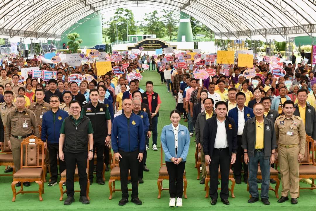 พช. กาญจนบุรี ร่วมต้อนรับนายกรัฐมนตรี พร้อมนำผลิตภัณฑ์ OTOP ร่วมจัดแสดงนิทรรศการในการลงพื้นที่ตรวจราชการ โครงการน้ำบาดาลขนาดใหญ่ แก้ไขปัญหาภัยแล้ง ตามแนวพระราชดำริ