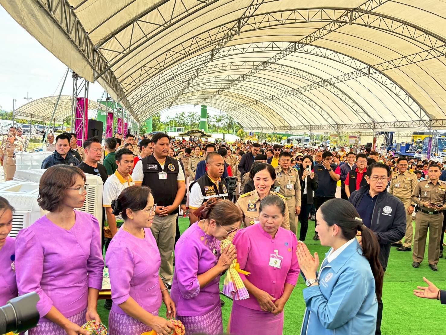 พช. กาญจนบุรี ร่วมต้อนรับนายกรัฐมนตรี พร้อมนำผลิตภัณฑ์ OTOP ร่วมจัดแสดงนิทรรศการในการลงพื้นที่ตรวจราชการ โครงการน้ำบาดาลขนาดใหญ่ แก้ไขปัญหาภัยแล้ง ตามแนวพระราชดำริ