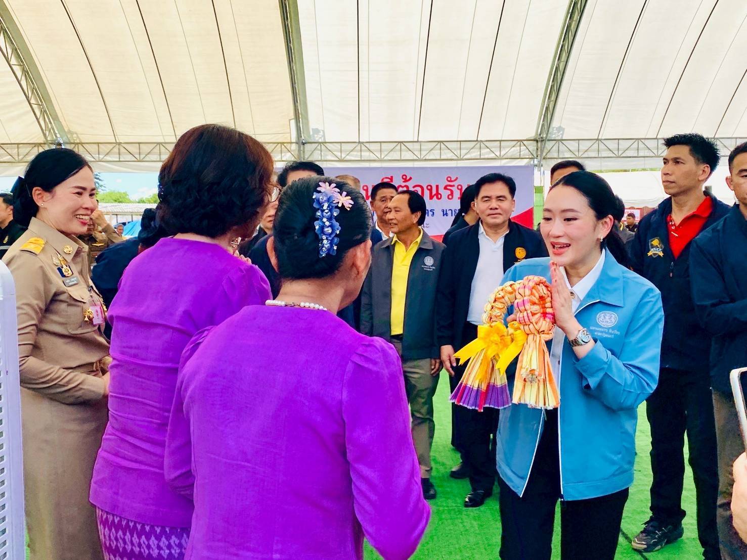 พช. กาญจนบุรี ร่วมต้อนรับนายกรัฐมนตรี พร้อมนำผลิตภัณฑ์ OTOP ร่วมจัดแสดงนิทรรศการในการลงพื้นที่ตรวจราชการ โครงการน้ำบาดาลขนาดใหญ่ แก้ไขปัญหาภัยแล้ง ตามแนวพระราชดำริ