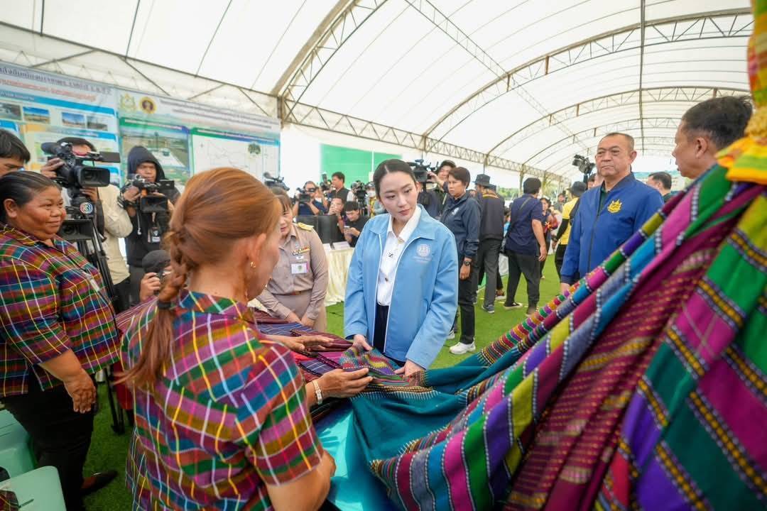 พช. กาญจนบุรี ร่วมต้อนรับนายกรัฐมนตรี พร้อมนำผลิตภัณฑ์ OTOP ร่วมจัดแสดงนิทรรศการในการลงพื้นที่ตรวจราชการ โครงการน้ำบาดาลขนาดใหญ่ แก้ไขปัญหาภัยแล้ง ตามแนวพระราชดำริ