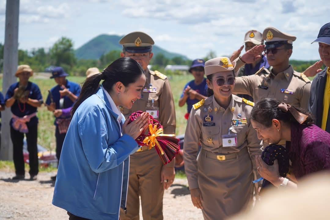พช. กาญจนบุรี ร่วมต้อนรับนายกรัฐมนตรี พร้อมนำผลิตภัณฑ์ OTOP ร่วมจัดแสดงนิทรรศการในการลงพื้นที่ตรวจราชการ โครงการน้ำบาดาลขนาดใหญ่ แก้ไขปัญหาภัยแล้ง ตามแนวพระราชดำริ